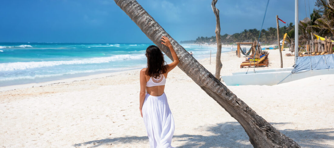 Mujer de espaldas en la playa de Punta Cana