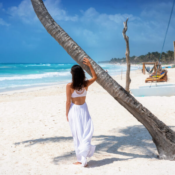 Mujer de espaldas en la playa de Punta Cana