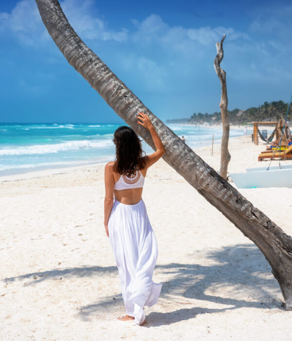 Mujer de espaldas en la playa de Punta Cana