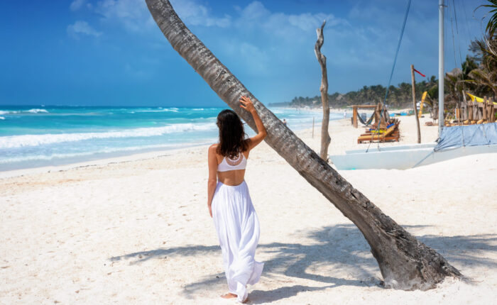 Mujer de espaldas en la playa de Punta Cana