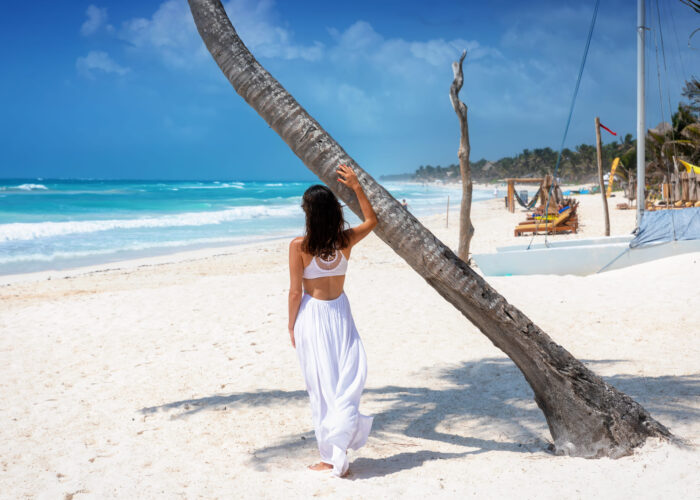 Mujer de espaldas en la playa de Punta Cana