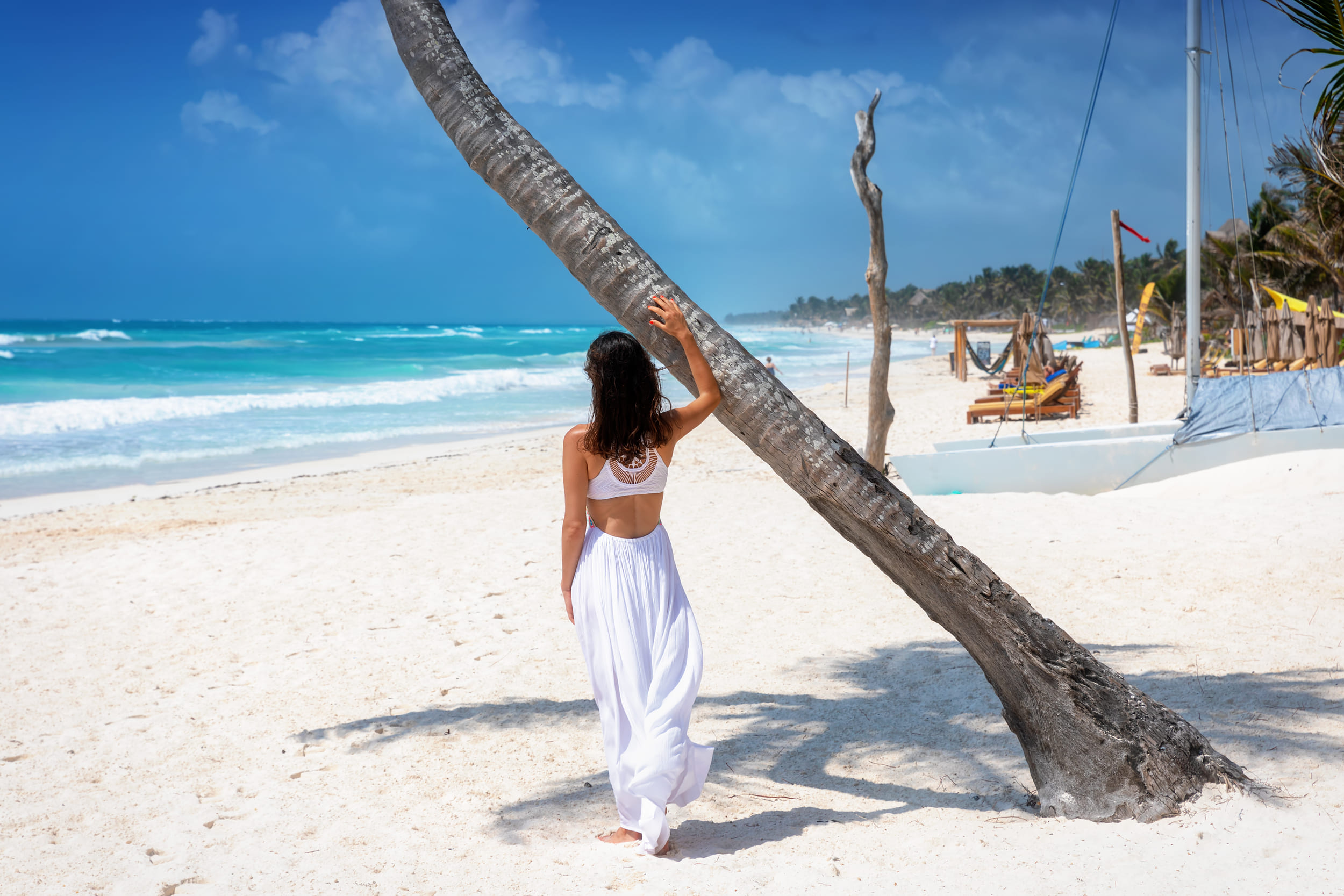 Mujer de espaldas en la playa de Punta Cana