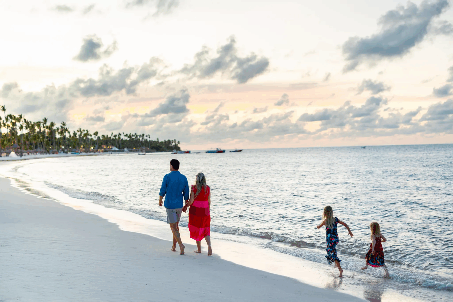 Pareja de espaldas caminando por la playa en Punta Cana