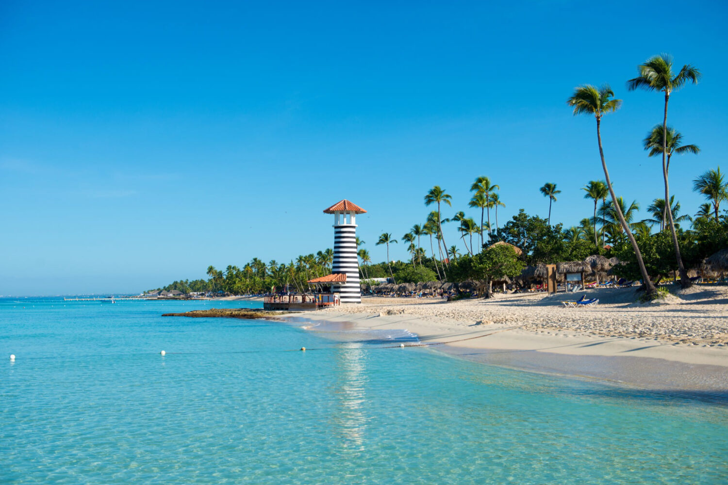 Playa de bayahibe con faro de fondo