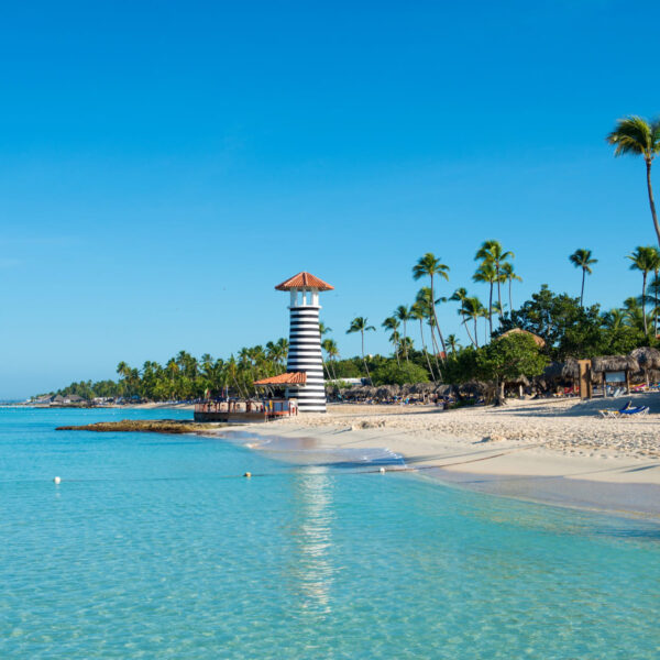 Playa de bayahibe con faro de fondo