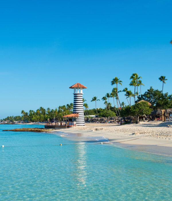 Playa de bayahibe con faro de fondo