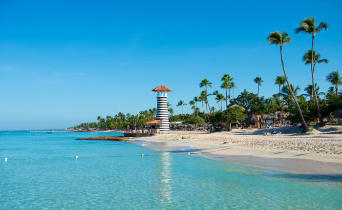 Playa de bayahibe con faro de fondo
