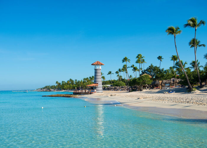 Playa de bayahibe con faro de fondo