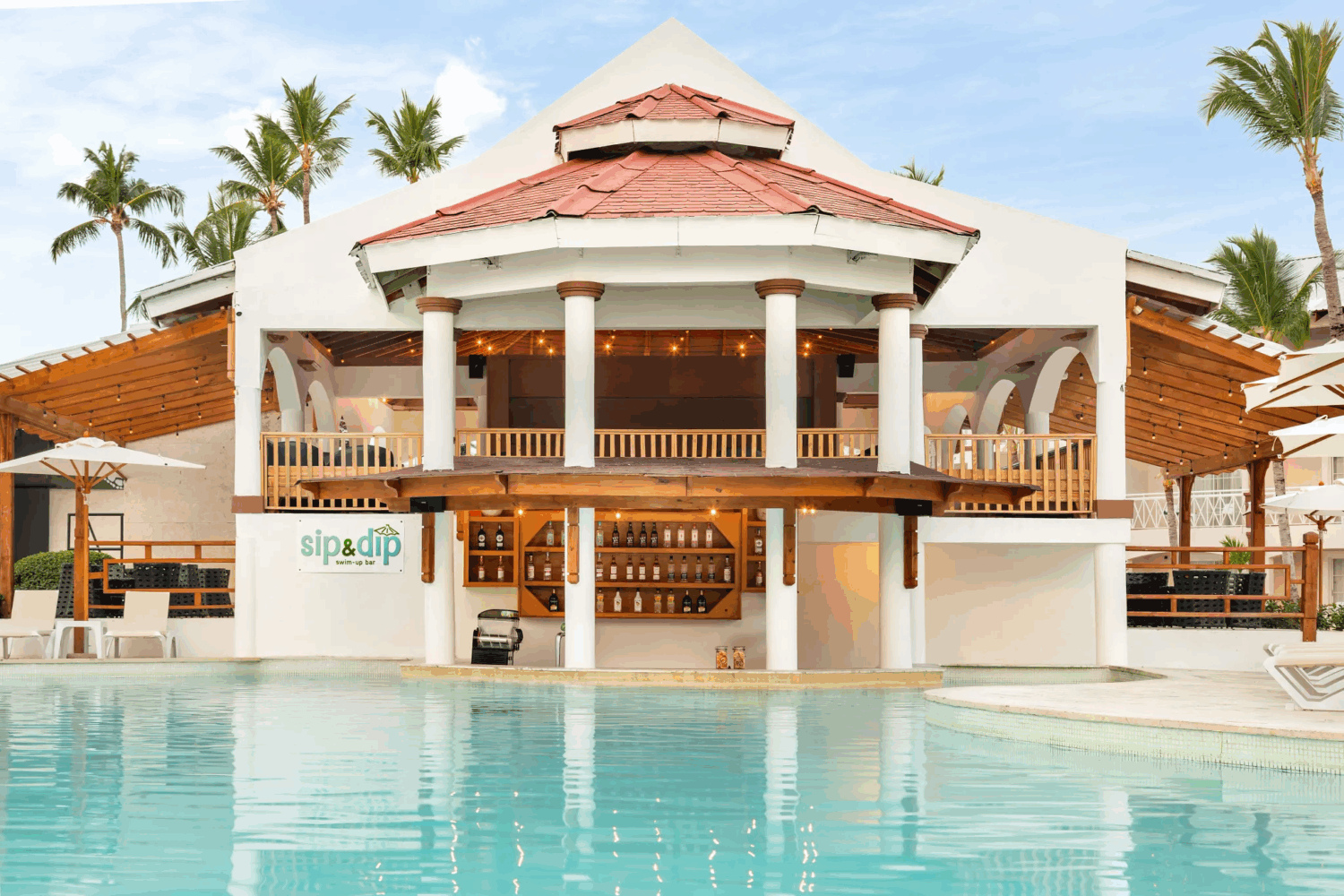 Bar en piscina en Hotel Sunscape Coco Punta Cana